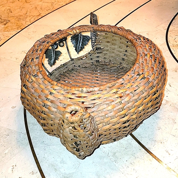 WICKER TEA POT BASKET WITH METAL FRAME, HANDLE & GRAPES - Picture 8 of 9